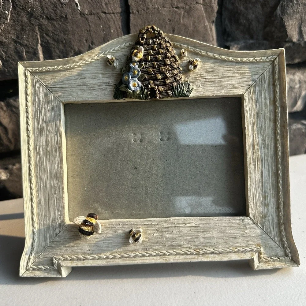 Vintage Hand-Painted Beehive Picture Frame – Cottagecore Farmhouse Photo Decor